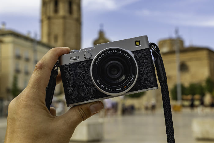 Fujifilm X-E5 trang bị WiFi và Bluetooth, cho phép kết nối nhanh với điện thoại để chia sẻ ảnh