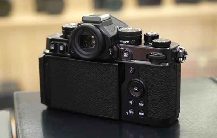 Nikon Zf được trang bị bộ xử lý EXPEED 7 giúp nâng cao tốc độ phản hồi, cải thiện khả năng khử nhiễu và tối ưu hiệu suất tổng thể