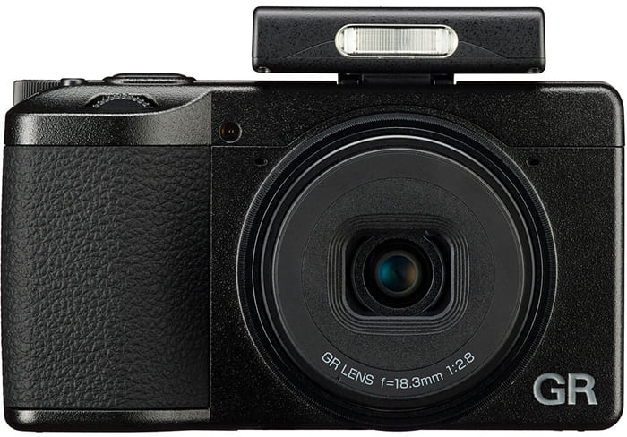 Flash Ricoh GF-2 cung cấp ánh sáng vừa đủ và tản đều, giúp cân bằng sáng mượt mà giữa chủ thể và hậu cảnh