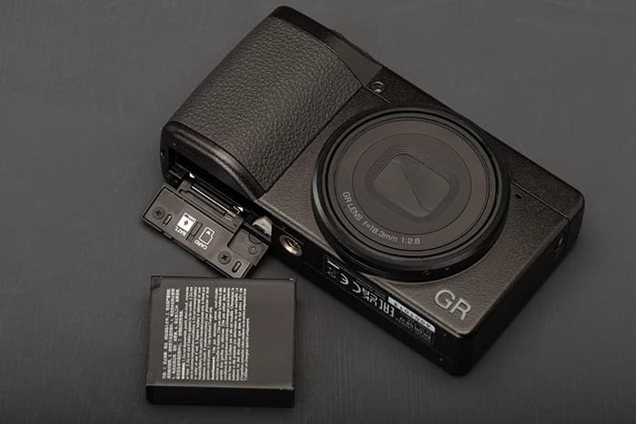 Pin Ricoh DB-120 có thể cung cấp năng lượng đủ để máy ảnh GR IV chụp tới 250 tấm ảnh tĩnh