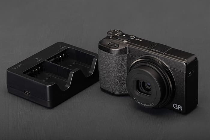 Ricoh BJ-12 có khả năng sạc đầy pin DB-120 chỉ trong khoảng 2 giờ