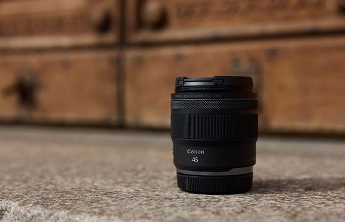 Ống kính RF 45mm F/1.2 STM có thiết kế tinh tế với trọng lượng nhẹ