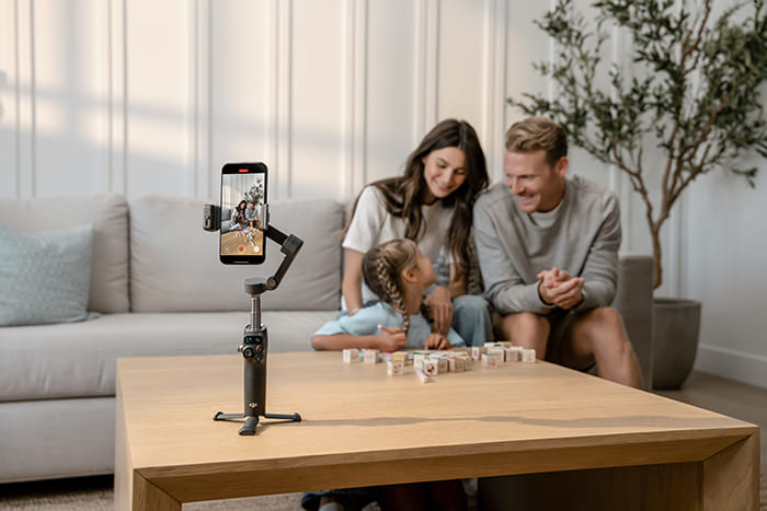 Với thiết kế gấp gọn linh hoạt và chân máy tích hợp liền thân, DJI Osmo Mobile 8 dễ dàng mang theo mọi nơi