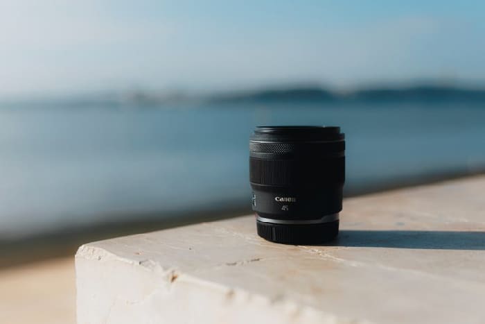 Ống kính Canon RF 45mm F1.2 STM có khẩu độ tối đa F/1.2 cực sáng