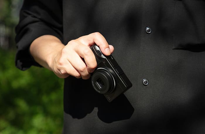 Ricoh GR4 nổi bật nhờ thân máy mỏng nhẹ, ống kính chất lượng cao, tốc độ lấy nét nhanh và khả năng xử lý ánh sáng yếu tốt