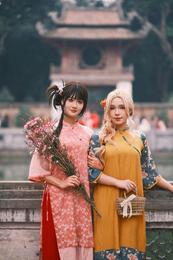 Thứ ba là phụ kiện điểm nhấn, như nhành mai, đào giả hay nón lá, vừa tạo nét Tết vừa tăng sức hút cho ảnh