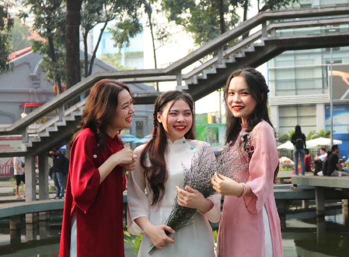 Thời tiết giữa thu – đầu đông với ánh sáng vàng dịu, nắng ấm vừa phải là điều kiện lý tưởng để bộ ảnh lên màu tự nhiên