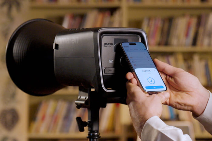 Người dùng có thể điều khiển trực tiếp trên thân đèn, hoặc kết nối nhanh với ứng dụng amaran thông qua NFC chỉ bằng một chạm