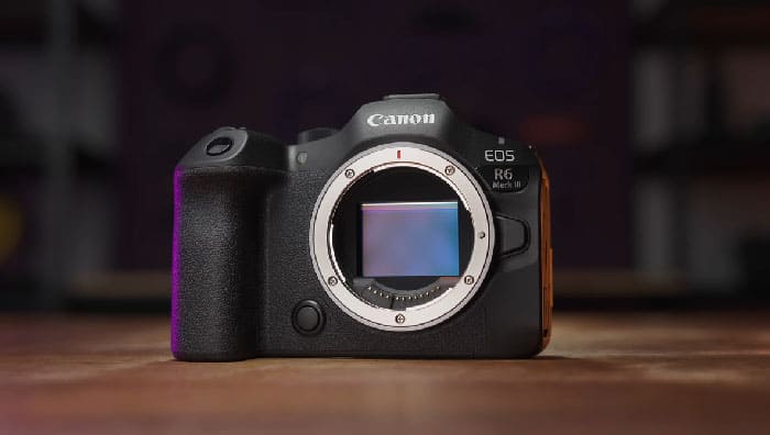 Canon R6 Mark III có kích thước 138.4 * 98.4 * 88.4 mm và trọng lượng 609 gram, cân bằng giữa sự gọn nhẹ và chắc chắn khi cầm tay