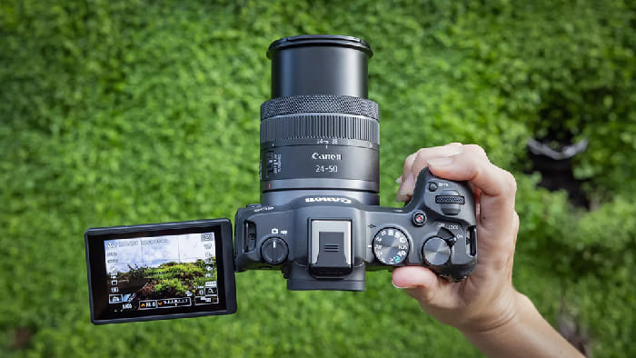 Canon R8 sử dụng ngàm RF Mount FullFrame, kết hợp với cảm biến CMOS 24.2MP và vi xử lý DIGIC X