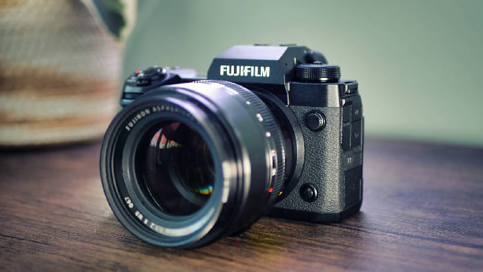 Fujifilm X-H2 gây ấn tượng với kiểu dáng hiện đại, mạnh mẽ và khả năng chống chịu thời tiết