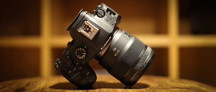 Canon RF 45mm f/1.2 STM mang đến khả năng xóa phông tuyệt đẹp với khẩu độ tối đa f/1.2 và 9 lá khẩu tròn