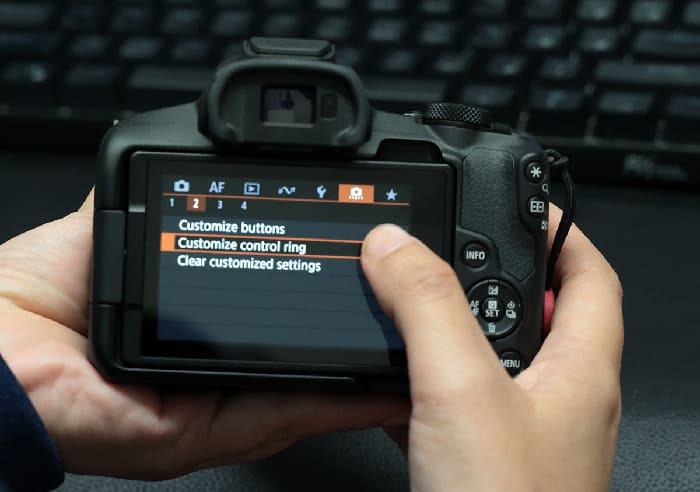 Tính năng này giúp thao tác nhanh hơn khi cần thay đổi thông số liên tục trong các tình huống chụp ngoài trời hoặc ánh sáng thay đổi nhanh.