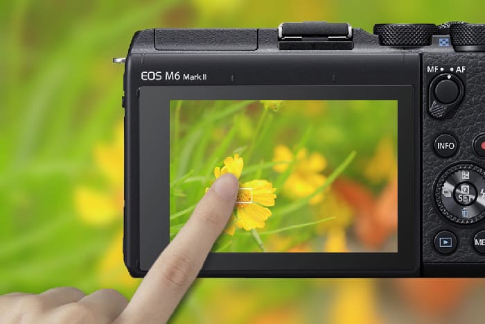 Touch & Drag AF cho phép sử dụng màn hình sau giống như touchpad để điều chỉnh điểm lấy nét khi chụp qua kính ngắm.