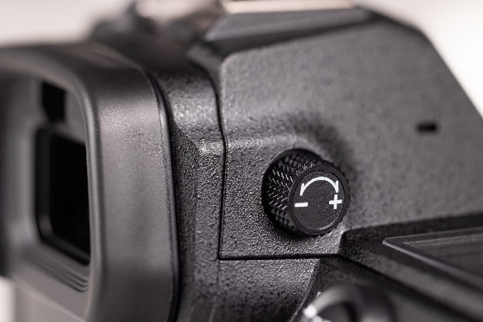 Một số máy như EOS R50 hoặc R10 có cần gạt trượt, máy khác có núm xoay