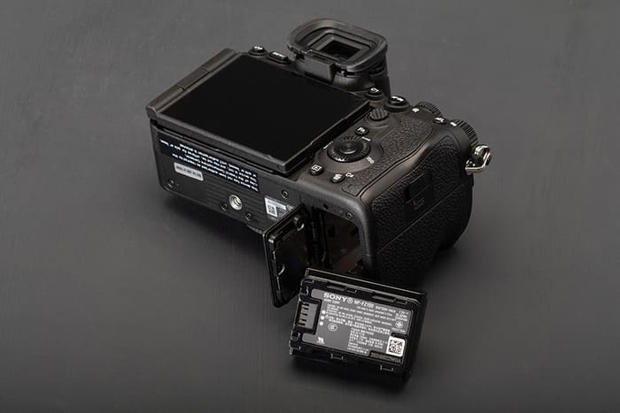 Sony A7 Mark V sử dụng pin NP-FZ100 quen thuộc với dung lượng lớn