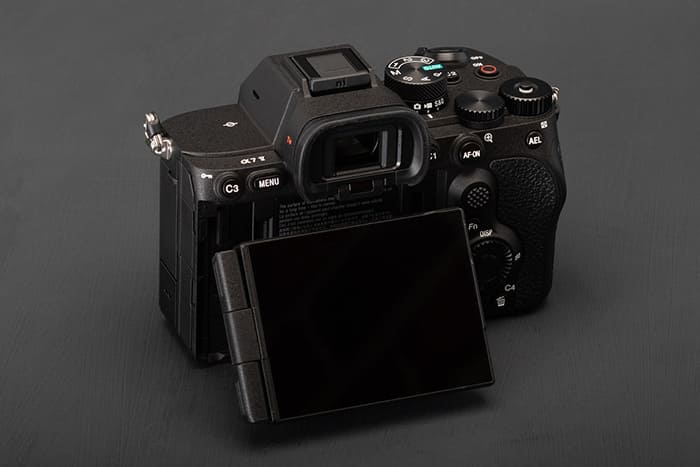 Sony A7 Mark V được trang bị hệ thống chống rung 5 trục trong thân máy với hiệu quả lên tới 7,5 stop