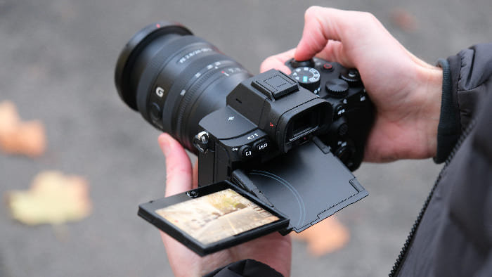 Sony A7 V sử dụng cảm biến 33MP BSI Partially Stacked hoàn toàn mới, khác biệt hoàn toàn so với cảm biến đời trước