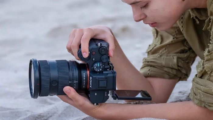 A7 V lần đầu được trang bị chế độ Pre-Capture, cho phép lưu tối đa 30 ảnh trong một giây trước khi người dùng nhấn nút chụp hoàn toàn