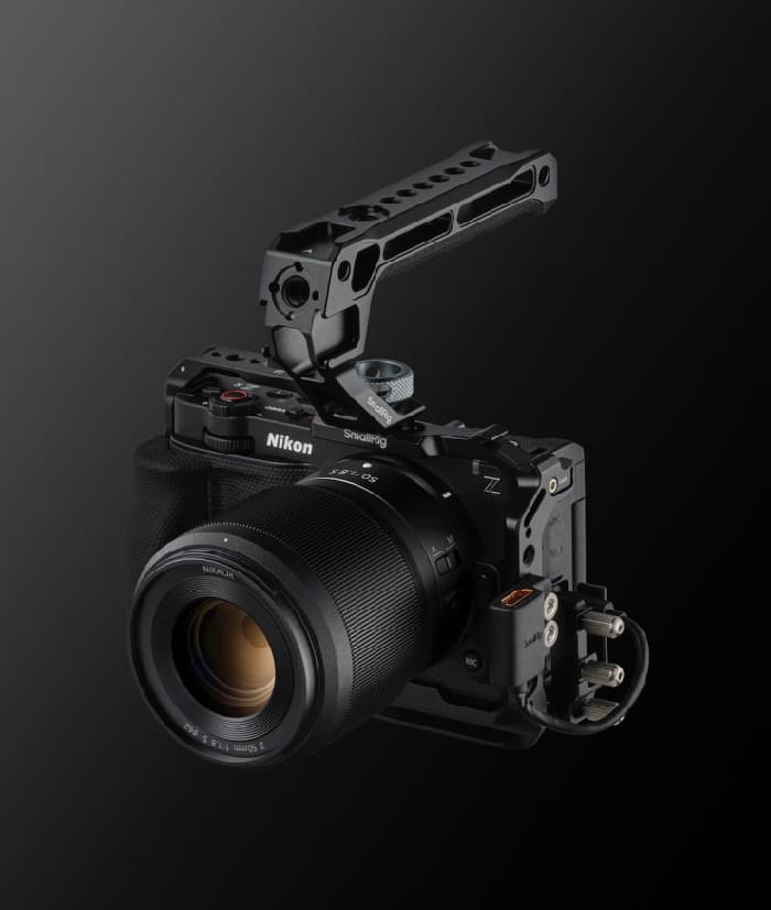 Nikon Zr trang bị hai khe thẻ gồm CFexpress Type B cho tốc độ ghi nhanh và microSD/microSDHC/microSDXC chuẩn UHS-I
