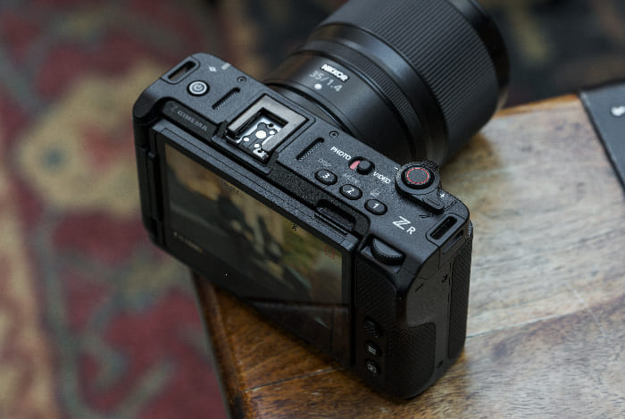 Nikon Zr với hệ thống ổn định 5 trục tích hợp giúp giảm rung lắc khi chụp cầm tay hoặc quay video