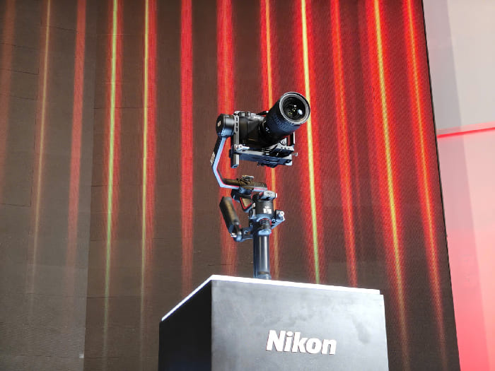 Nikon Zr sử dụng hệ ngàm Nikon Z kết hợp cảm biến CMOS Full Frame 35.9 x 23.9 mm