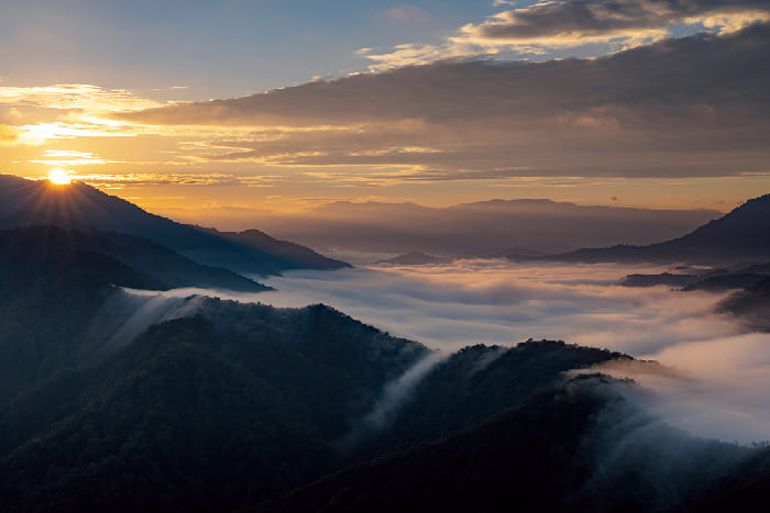 Biển mây chụp bằng ống kính Daybreak 50mm