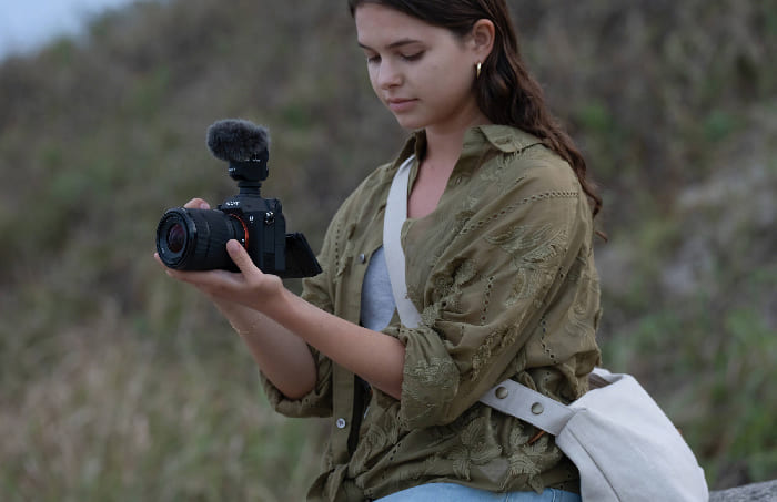 Sony FE 28-70mm f/3.5-5.6 OSS II cho phép người dùng chụp vật thể nhỏ với mức chi tiết phù hợp