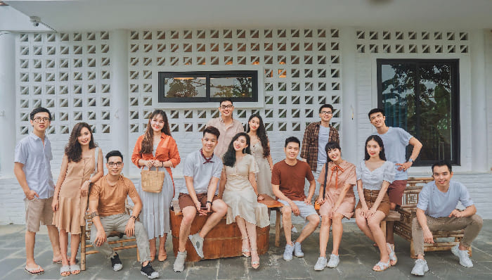 Khi nhóm đông, việc xếp nhiều hàng là khó tránh, nhưng nên nhắc người ở hàng sau tiến gần hàng trước để giảm khoảng cách lấy nét