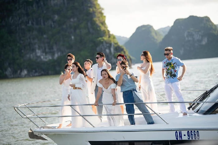 Ánh sáng chiếu trực tiếp vào ống kính có thể gây lóa và ảnh hưởng khả năng lấy nét