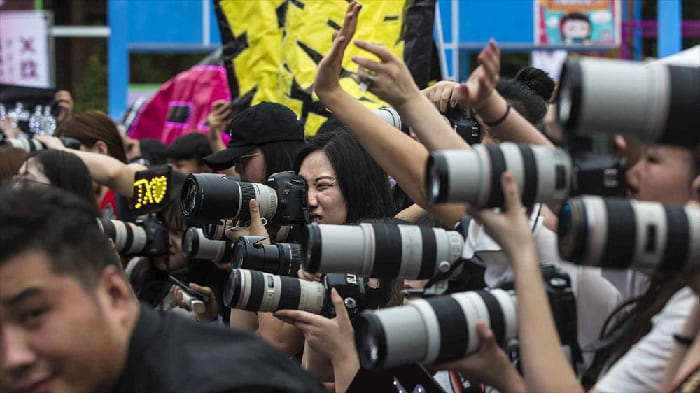 Khái niệm trạm tỷ bắt nguồn từ cộng đồng fansite, nơi các nhiếp ảnh gia chuyên chụp idol tại sự kiện