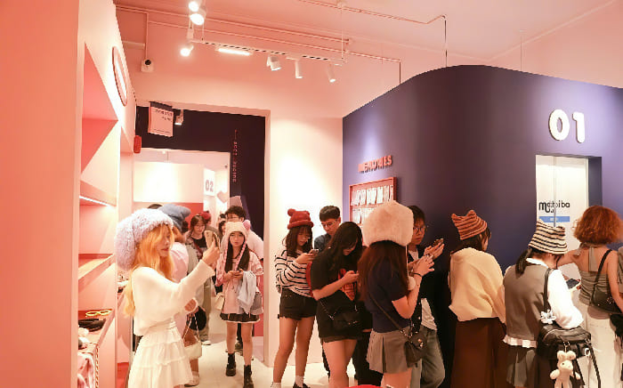 Photobooth là buồng chụp hoặc góc chụp tích hợp camera, đèn, phần mềm và máy in