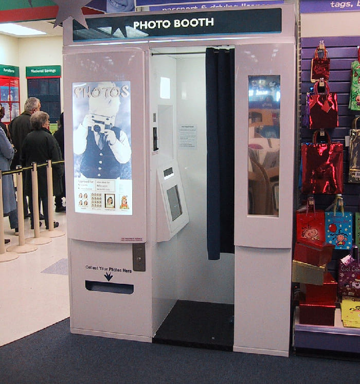 Photobooth đặt cố định thường dùng máy ảnh mirrorless hoặc DSLR có khả năng lấy nét nhanh và hoạt động bền khi chụp liên tục