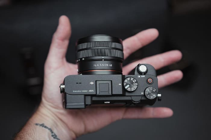 Sony A7C sở hữu thân máy làm từ hợp kim magie kết hợp khả năng chống chịu thời tiết