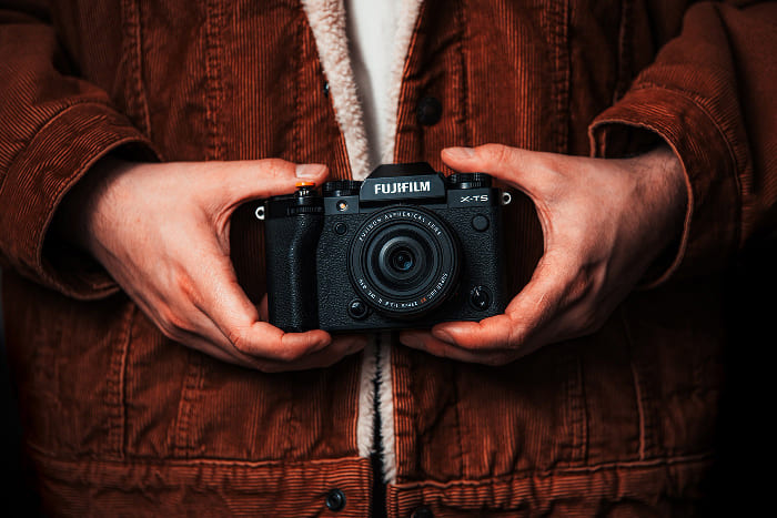 Fujifilm X-E5 được trang bị WiFi và Bluetooth, hỗ trợ chia sẻ hình ảnh nhanh chóng và điều khiển từ xa