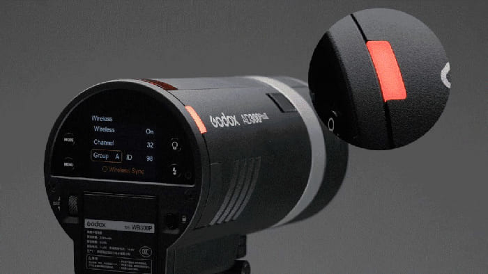 Godox trang bị đèn LED trợ sáng 12W với dải nhiệt màu từ 2800K đến 6000K và độ sáng tùy chỉnh 10–100%