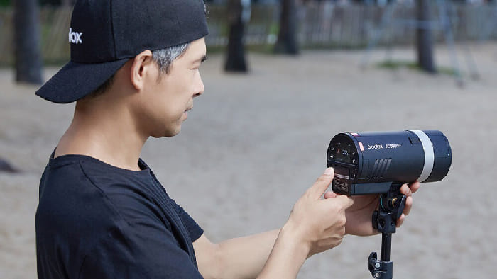 Đèn sử dụng pin Lithium-ion 14.4V 2600mAh cho khả năng chụp khoảng 350 lần ở công suất tối đa