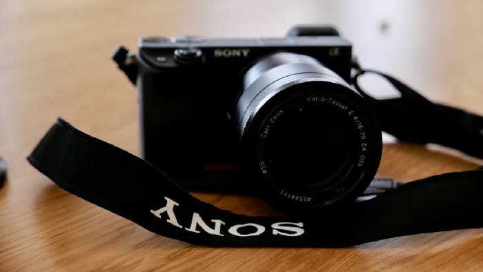 Sony A6400 sở hữu kích thước 120,0 * 66,9 * 59,7 mm cùng trọng lượng 403 Gram mang lại cảm giác cầm nắm thoải mái