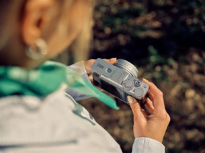 Fujifilm X-E5 sử dụng cảm biến APS-C X-Trans CMOS 5 HR độ phân giải lên đến 40.2MP