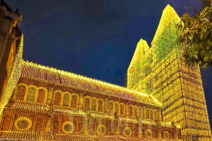 Nhà thờ Đức Bà khoác lên mình vẻ đẹp lung linh với hệ thống đèn chiếu sáng được bật đồng loạt