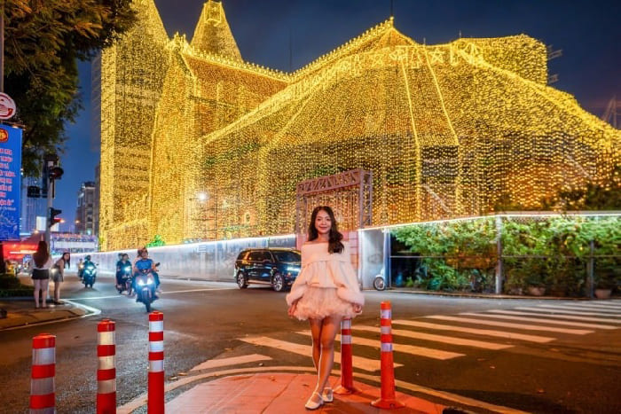 Để có những bức hình nổi bật giữa đám đông, bạn nên chọn góc rộng, tận dụng ánh sáng tự nhiên hoặc đèn flash điện thoại