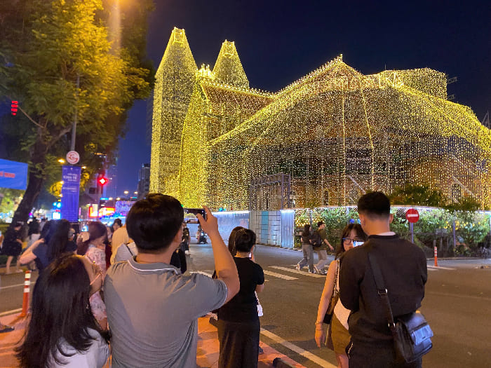 Cùng với sự đông đúc, dịch vụ thợ ảnh dạo hoạt động hết công suất