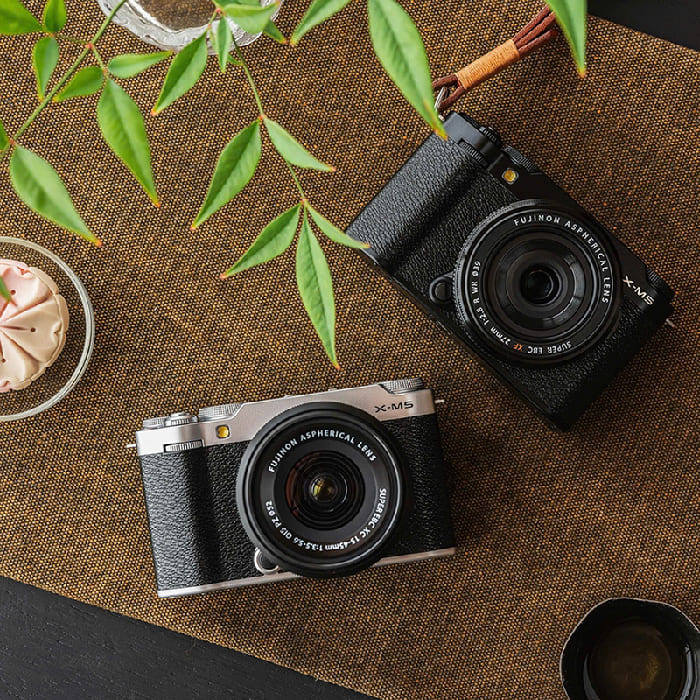 Fujifilm X-M5 có thiết kế tinh gọn, trọng lượng nhẹ, cầm nắm chắc chắn, phù hợp với nhiếp ảnh đường phố, du lịch hoặc vlog di chuyển