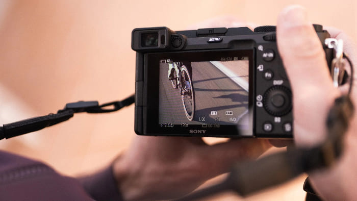 Sony A7C được trang bị hệ thống lấy nét tự động với 693 điểm lấy nét theo pha và 425 điểm tương phản