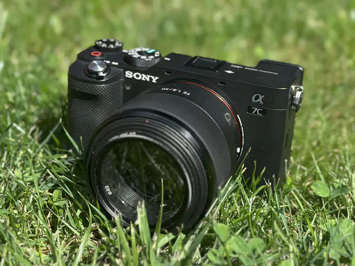 Sony A7C sử dụng cảm biến Exmor R BSI CMOS full-frame 24.2MP với độ phân giải ảnh lên đến 6000 x 4000