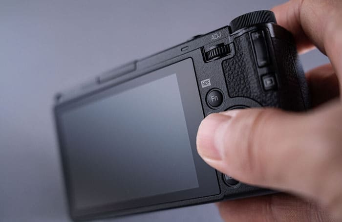 Ricoh GR IV HDF có thân máy mỏng hơn, cầm chắc tay hơn nhưng vẫn sử dụng hợp kim magie nhẹ và bền