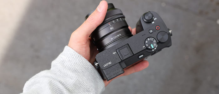 Sony A6400 hoặc Sony A6700 là những mẫu mirrorless APS-C nhỏ gọn, lấy nét nhanh, thích hợp chụp phong cảnh và đời sống