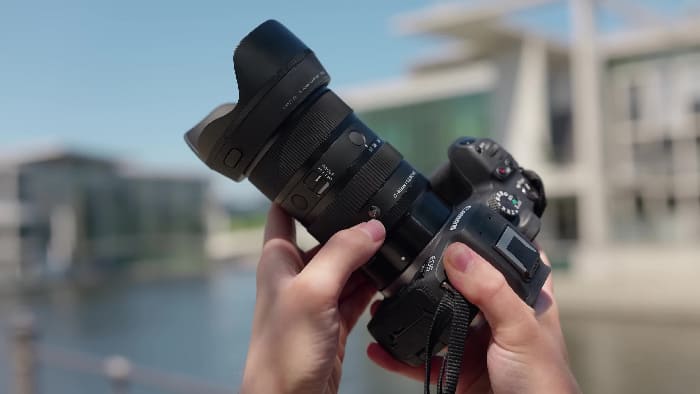 Dải tiêu cự 17-40mm cho phép người dùng dễ dàng chuyển đổi giữa góc rộng và góc trung bình mà không cần thay ống kính