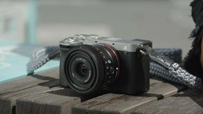 Sony A7C được hoàn thiện từ hợp kim magie cao cấp với thiết kế chống chịu thời tiết