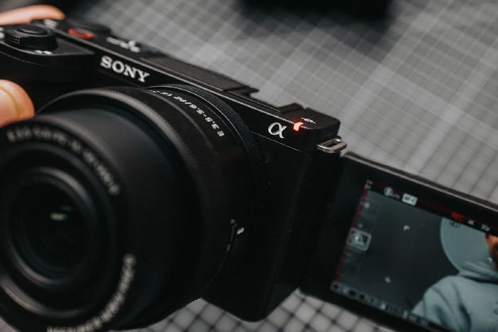 Sony ZV-E10 Mark II được trang bị màn hình LCD cảm ứng 3 inch Full View với độ phân giải 1.036.800 điểm ảnh